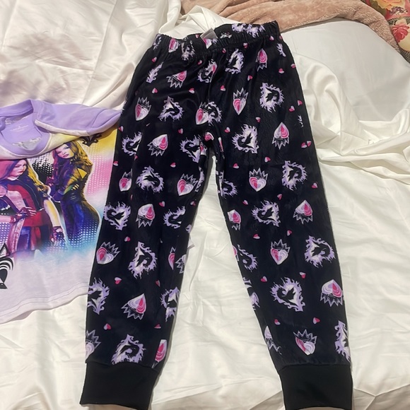 Disney Descendants S 7/8 pajamas 💯 polyester  Guc free from rips stains holes - Picture 5 of 7